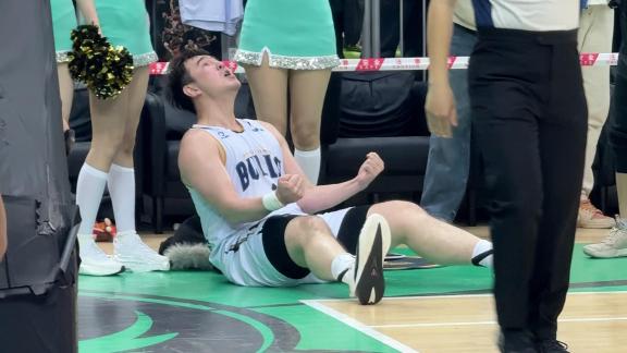 现场视角！董健逆天神仙球三分绝杀仰天怒吼