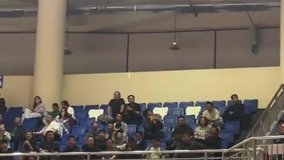 新疆主场球馆屋顶漏水 新疆与上海比赛被迫暂停