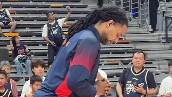 内线大将回归！焦泊乔萨林杰赛前热身复出战福建