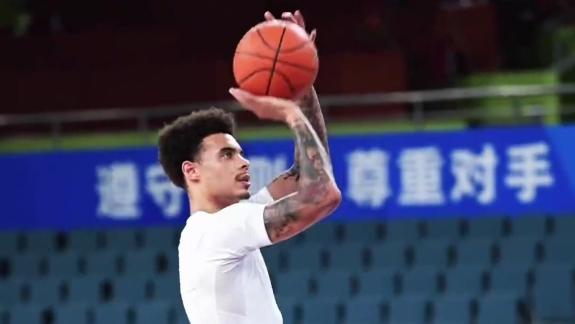 动作飘逸！奎因奥内斯与球队训练结合球能力