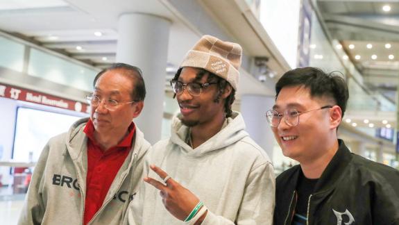 抵京！首钢新外援威廉姆斯到达 球迷热情接机