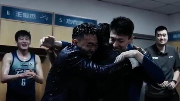宁波泼水庆祝进季后赛！刘家成刘晓宇与主帅拥抱