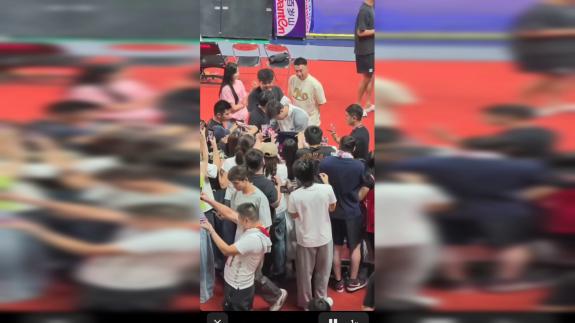 早日康复！郭艾伦重返龙狮主场 与粉丝签名合影