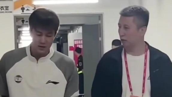 难得相聚！赛后通道郭艾伦与郭士强交流沟通