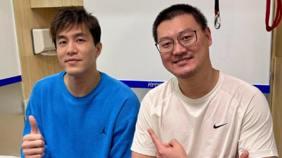 积极复健！郭艾伦进行康复训练 单膝略有不适