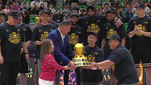 荣誉时刻！巩晓彬为香港金牛颁发总冠军奖杯