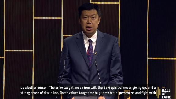 中英双语+打趣德克！王治郅：荣誉属于中国篮球