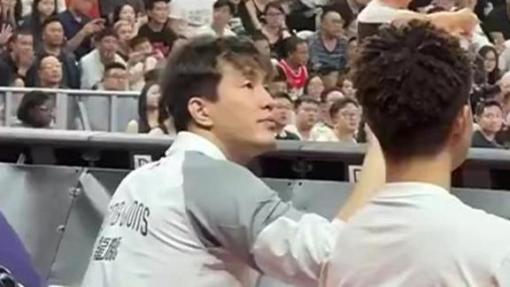 双向奔赴超暖心！郭艾伦与球迷主场相约尽显感动