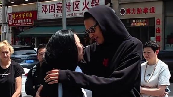 缺席G5？坎贝奇与队友一一拥抱含泪目送大家上车