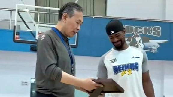 大家庭的一员！北京男篮为贝利举办告别仪式