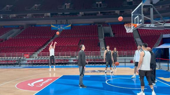 常规赛收官战复出？曾凡博参加踩场训练三分三连中