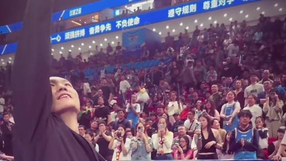 令人泪目！朱彦西退场时单手指天致敬吉喆