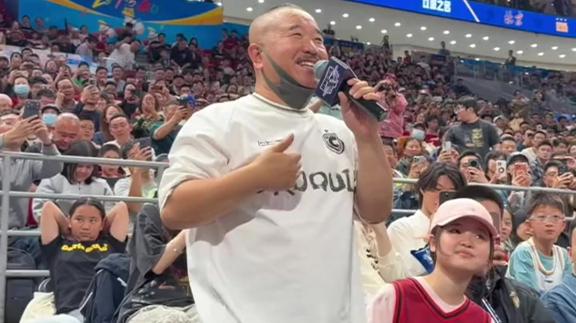 “刘能”现身五棵松 张一山场边观战北京首钢