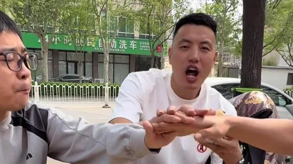 好吃大饼卷肉焖子！翟晓川张九龄跨界吃播味真足