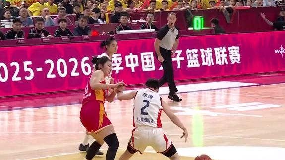 互不相让！张茹拉拽李缘被吹违体犯规