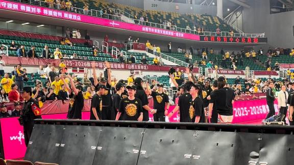 共享荣耀时刻！四川女篮换上冠军衫 与远征军互动