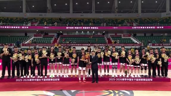 问鼎巅峰！郭振明为四川女篮颁发总冠军奖杯