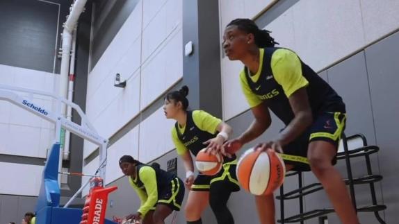 李月汝现身飞翼训练营 与队友完成精彩连线