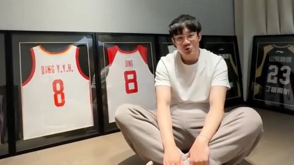 自费买自己的签名球衣？丁彦雨航裱球衣裱自闭