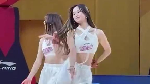 一个前空翻！广州男篮主场啦啦队热舞蹈元气满满