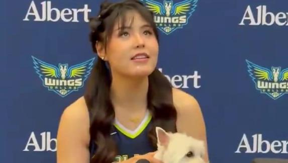 李月汝带爱犬亮相：在我失落疲惫时她能给我能量