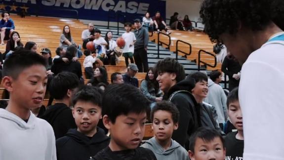 朱正洛杉矶亚裔高中生明星赛回顾 与华人球迷合影