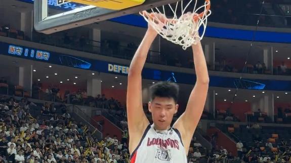 硬汉出击！徐昕抢下进攻篮板献暴扣助队反超比分