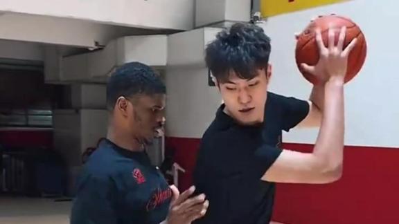  1v1谁更强？深圳男篮队内单挑阿立兹大战王浩然
