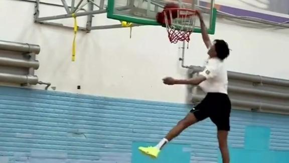  耐心蓄力！冯傲分享扣篮视频尽显身体天赋