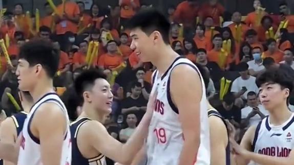  熟人局！广东季后赛德比花絮：胡明轩徐昕热聊