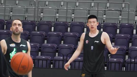  盼主场结束系列赛！乌戈给主力后卫们开小会