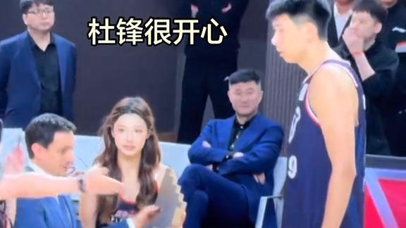  实至名归！徐昕获最佳进步球员奖 杜锋场边注视