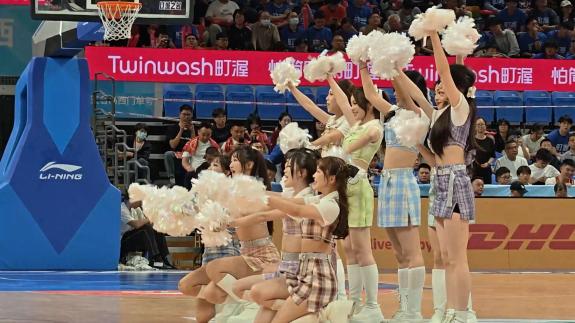  青春的气息扑面而来！宁波主场啦啦宝贝活力十足
