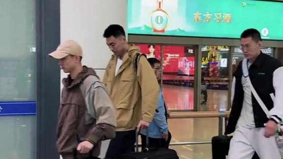  辽篮乘坐航班抵达沈阳 球迷守候在机场迎接众将