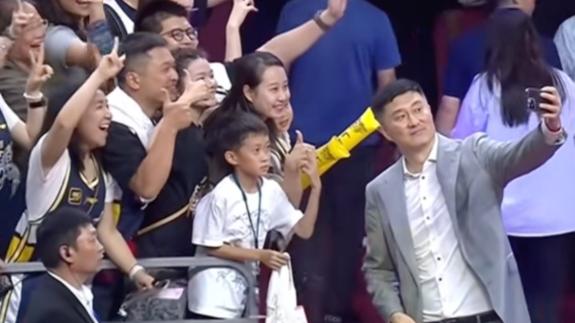 广东挺进八强！杜锋赛后暖心与球迷自拍合影