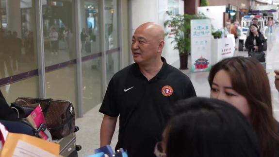  热闹非凡！铁人官微发布众多球迷机场迎接徐正源