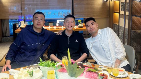 杨鸣与韩德君李晓旭合照：致敬并肩20多年的兄弟