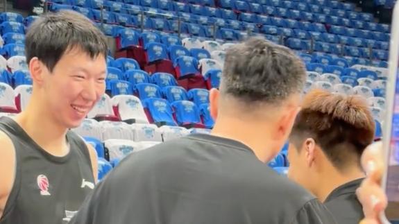 离队后首次季后赛战旧主！赵睿杜锋悄悄话逗乐周琦