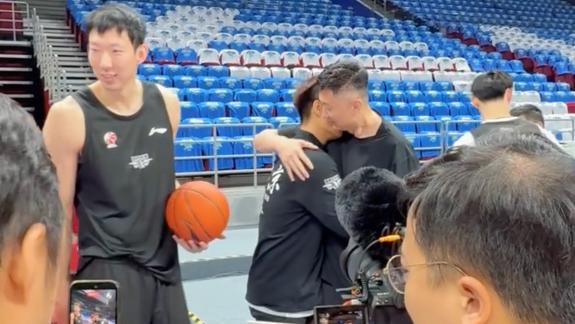 周琦赵睿与杜锋打招呼 拥抱调侃拍肩关系好