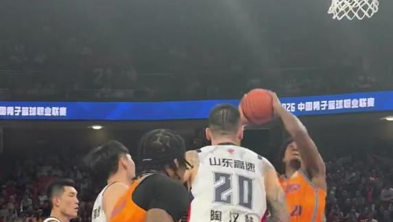 仰天怒吼！古德温抛传大白边双手暴扣肆虐篮筐