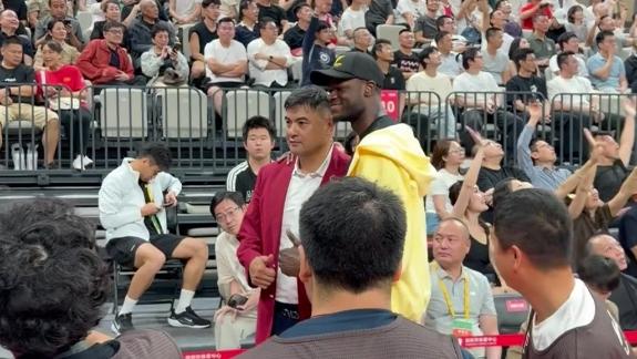 2K模型怪！班巴观战CBA与战神刘玉栋合影留念