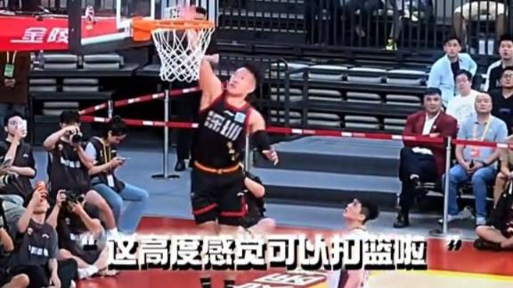 加冕MVP之夜！贺希宁季后赛爆砍32分现场实拍