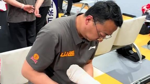  球场温情！山西男篮队医帮助崴脚球迷进行治疗