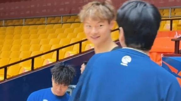  绝境争锋！山东坐镇主场迎战上海 赛前两队致意