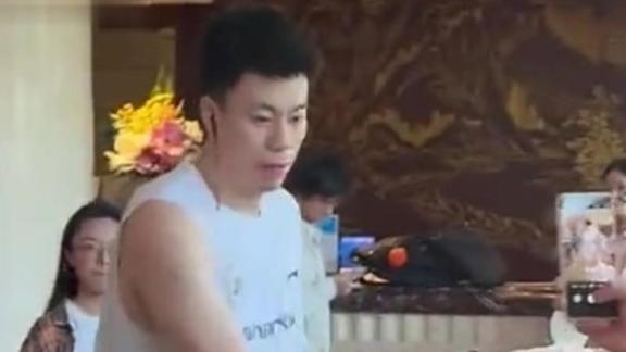  张镇麟大王一一互动！上海远征军为大鲨鱼助威