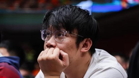 丁神回家！丁彦雨航赛前与山东队员一一击掌