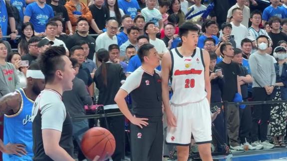 陷入犯规麻烦！王少杰开场一分半二犯被换下场