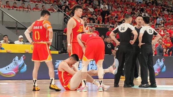  迪亚洛抢球犯规撞倒胡金秋 大秋痛苦倒地表情痛苦