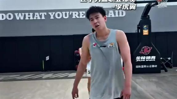 基础的事重复做！沉浸式感受职业球员李虎翼训练