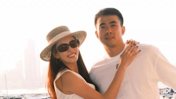  甜蜜！赵继伟携妻子游香港 化身摄影师疯狂出片